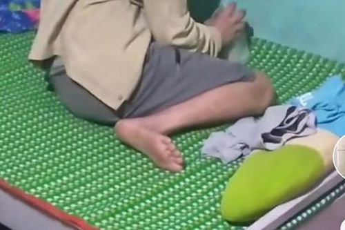Lần đầu mua tặng ba cốc trà sữa, chàng trai rưng rưng trước phản ứng không ngờ từ ông
