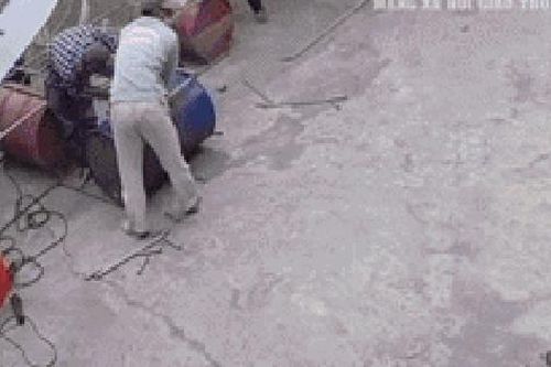 Kinh hoàng clip người đàn ông bùng cháy như ngọn đuốc vì thùng phuy bất ngờ phát nổ
