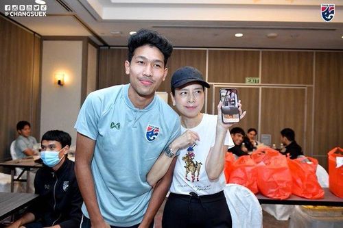 Nữ tỷ phú bơm 'doping tinh thần' cho ĐT Thái Lan bằng iPhone 13 và đồng hồ Rolex
