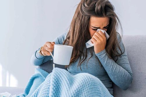 Người nhiễm biến chủng Omicron có triệu chứng gì khác với Delta?