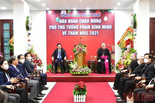 Phó Thủ tướng Phạm Bình Minh chúc mừng lễ Giáng sinh Tổng Giám mục Tổng Giáo phận Huế