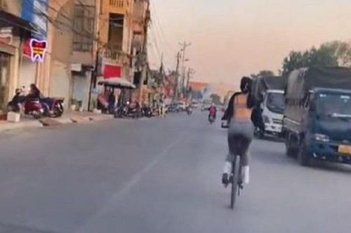 Đi đạp xe, cô gái ăn mặc hở hang làm netizen 'nóng mắt'