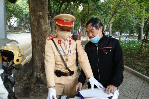 Hà Nội: CSGT nhặt được ví tiền tìm trả cho 'khổ chủ'