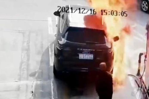 Người đàn ông bất ngờ lao vào cây xăng đốt xe Porsche rồi bỏ chạy