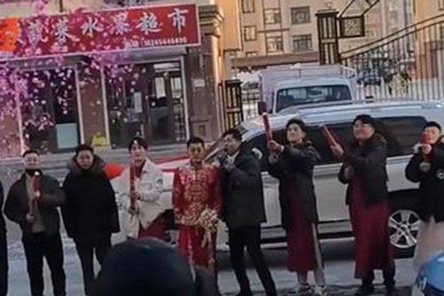 Đám cưới náo loạn vì sự xuất hiện của chiếc xe sang với dòng chữ lạ