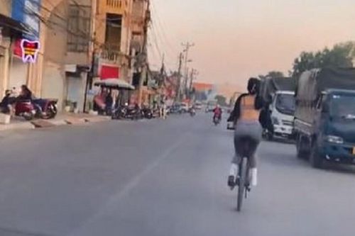 Ăn mặc 'mát mẻ' đi đạp xe giữa mùa đông, cô gái bị 'ném đá' dữ dội