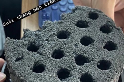 Cuối tháng hết tiền, nhóm bạn rủ nhau ăn tạm ... than tổ ong khiến dân tình tròn mắt ngạc nhiên
