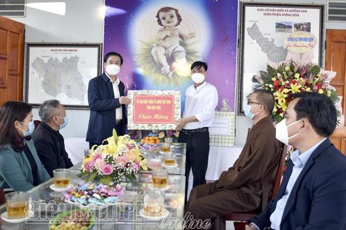 Đồng chí Lò Văn Mừng thăm, chúc mừng Giáo xứ Điện Biên nhân dịp Lễ Giáng sinh 2021