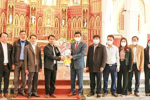 Thăm, tặng quà các linh mục tại huyện Đoan Hùng