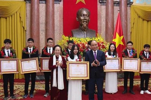 Phú Thọ: Hai học sinh trường THPT chuyên Hùng Vương được Chủ tịch nước tặng Huân chương Lao động và Thủ tướng tặng Bằng khen
