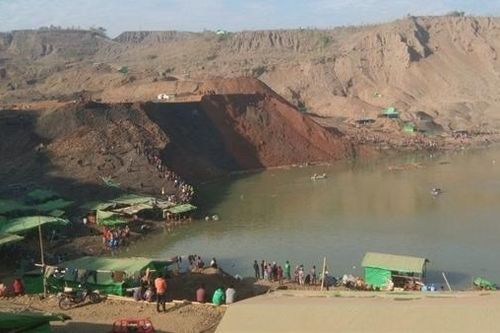 Sạt lở mỏ đá quý, hơn 80 người bị cuốn xuống hồ mất tích