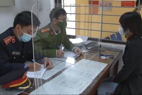 Bắt giam cô gái tự quay cảnh 'thoát y' tung lên mạng, thu lợi bất chính 140 triệu