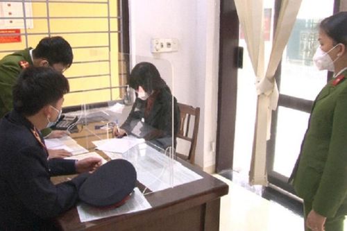 Bắt cô gái đăng clip khoe thân trên cầu Trường Tiền để thu lợi bất chính