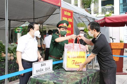 Ấm tình quân dân Thủ đô