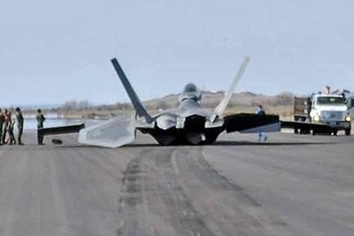 Mỹ mất 4 năm mới sửa xong tiêm kích F-22 Raptor mài bụng xuống đường băng