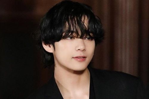 V BTS như tân chủ tịch HYBE với ảnh vây kín tòa nhà
