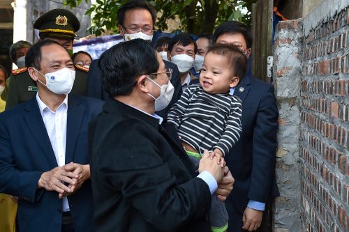 Thủ tướng tưởng niệm cố Tổng Bí thư Nguyễn Văn Linh, thăm các gia đình chính sách, động viên người dân tích cực tiêm vaccine