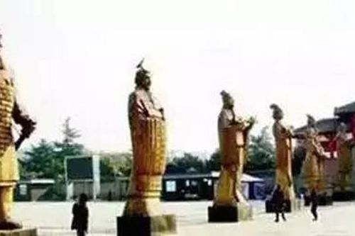 Vừa lên ngôi, vì sao Tần Thủy Hoàng đòi đúc 12 tượng đồng khủng?