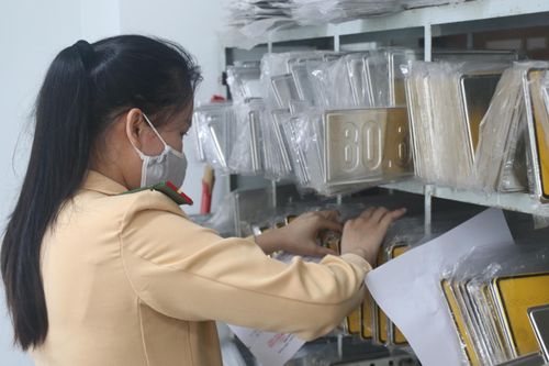 Chủ xe ô tô ở Đà Nẵng ồ ạt đổi biển số sang màu vàng