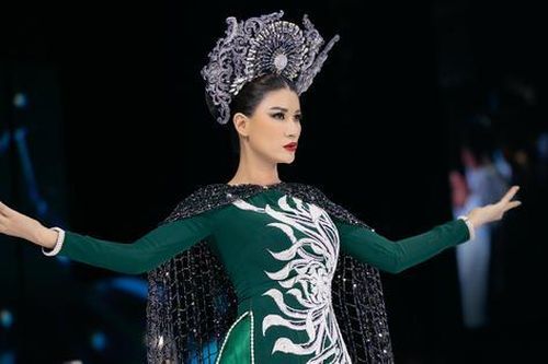 Gặp sự cố khi trình diễn áo dài, Trang Trần bản lĩnh xử lý