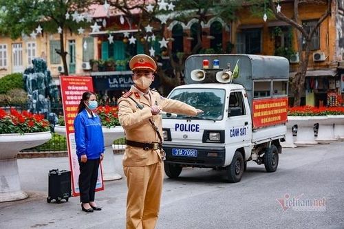 Hà Nội cấm đường, hạn chế người dân ra vào khu vực Nhà thờ Lớn đêm Noel