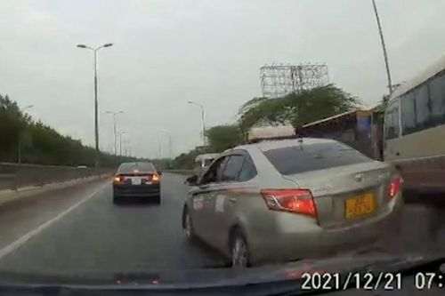 Xe taxi vượt như 'rắn săn mồi' trên đường phố Hà Nội