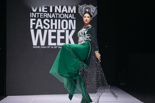 Trang Trần gặp sự cố với áo dài ở Tuần lễ thời trang