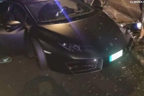 Cho bạn mượn xe mới, siêu sao bóng đá nhận về chiếc Lamborghini nát tươm