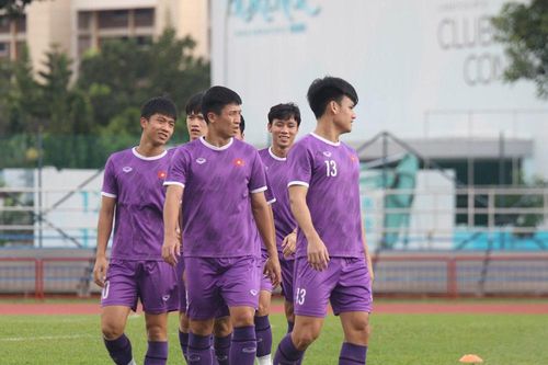 Vì sao Bùi Tiến Dũng vắng mặt Việt Nam đấu Thái Lan?