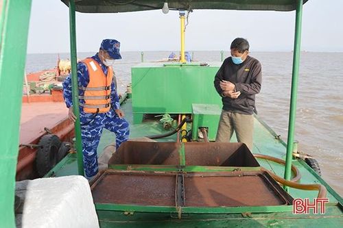 BTL Vùng Cảnh sát biển 1 phát hiện tàu chở 20 ngàn lít dầu DO không rõ nguồn gốc