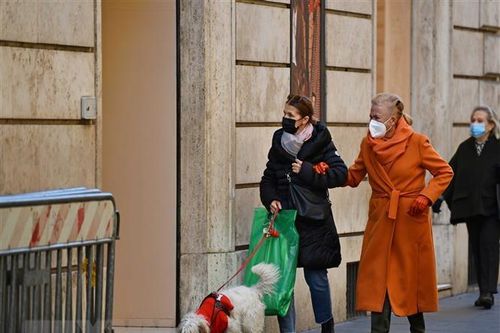 Italy không loại trừ tiêm chủng bắt buộc, Bỉ phong tỏa ngành giải trí