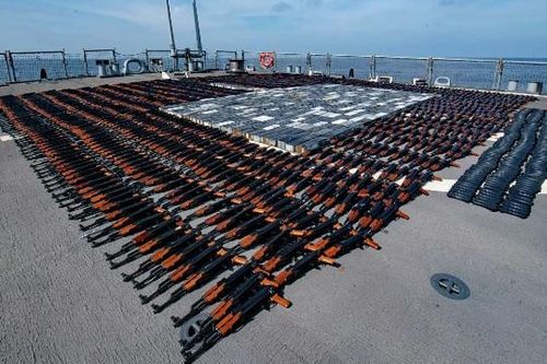 Hải quân Mỹ tịch thu 1.400 khẩu AK-47 ở Biển Arab, đánh chìm tàu chở