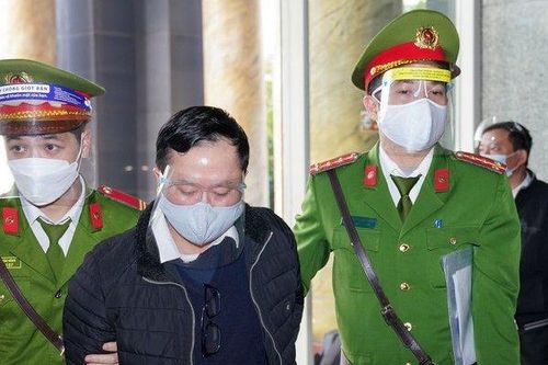 Hình ảnh cựu lãnh đạo Trường Đại học Đông Đô bị áp giải tới tòa