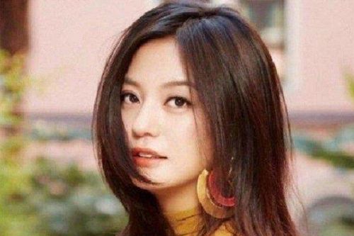 Triệu Vy bị bắt gặp chở trai trẻ trong tình trạng đầu tóc bù xù, khuôn mặt nhợt nhạt