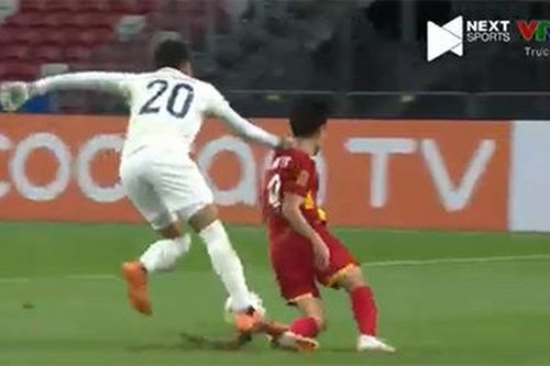 Thủ môn Thái Lan lao ra phạm lỗi lộ liễu với Văn Toàn chỉ phải nhận thẻ vàng