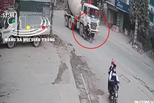 Clip: 'Đứng tim' cảnh nam thanh niên thoát nạn trong gang tấc khi đi vào điểm mù của xe bồn
