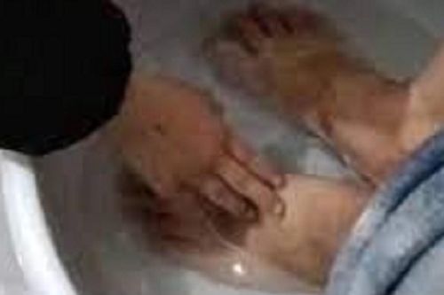 Đang hạnh phúc khi được con gái rửa chân cho, ông bố đau thắt ruột trước hành động tiếp theo của con