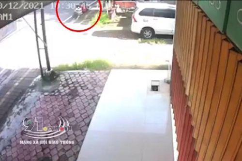 Đang ngồi 'tám chuyện' trên vỉa hè, 3 người đàn ông liền gặp chuyện đen đủi khiến ai nấy cũng 'khiếp vía'