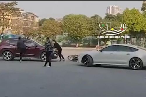Clip: Nhóm thanh niên lao vào đạp xe ô tô, 2 xế hộp rượt đuổi nhau trên phố Hà Nội như phim hành động