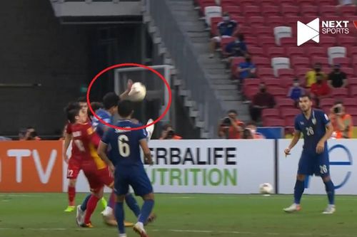 Trọng tài Qatar 'cướp trắng' penalty của tuyển Việt Nam