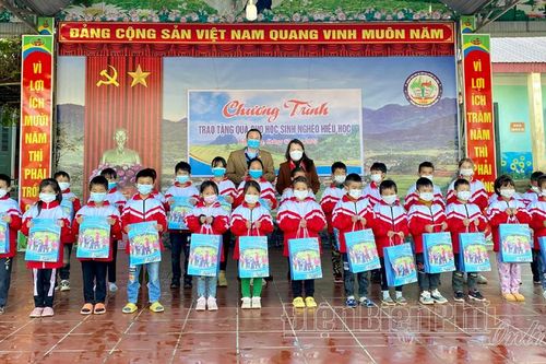 Trao tặng 1.000 suất quà cho học sinh huyện Tủa Chùa và Mường Nhé