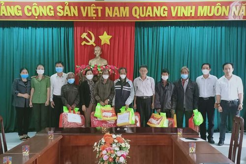 Thăm và tặng quà cho 75 người có uy tín tiêu biểu huyện Kbang