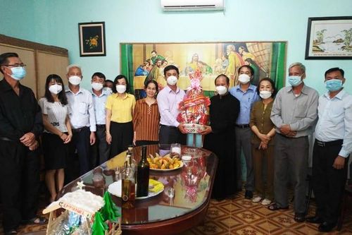 Lãnh đạo huyện Đạ Tẻh thăm và chúc mừng Giáng sinh