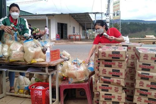 Lạc Dương: Trao hơn 220 phần quà cho các gia đình khó khăn