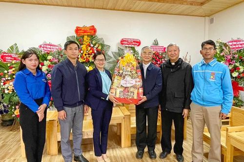 Tuổi trẻ Lâm Đồng thăm và chúc mừng các cơ sở tôn giáo nhân dịp Lễ Giáng sinh