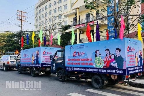 Diễu hành hưởng ứng kỷ niệm 60 năm Ngày truyền thống Dân số Việt Nam