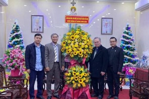 Chính trị - Xã hội Theo dòng thời sự Chủ tịch nước Nguyễn Xuân Phúc gửi lẵng hoa chúc mừng Giáng sinh đến Tòa Tổng Giám mục Giáo phận Huế