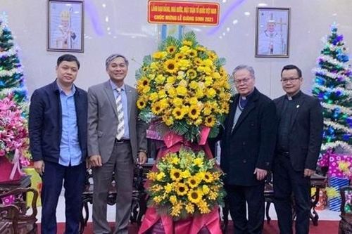 Chủ tịch nước gửi lẵng hoa chúc mừng Giáng sinh đến Tòa Tổng Giám mục Giáo phận Huế