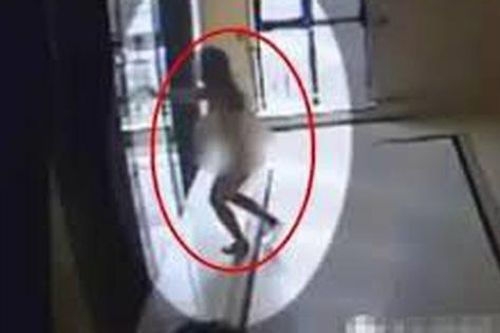 Nữ sinh mất tích 5 ngày được phát hiện trong tình trạng khỏa thân phủ đầy than dưới căn hầm, được cứu nhờ 'vật bất li thân' ai cũng có