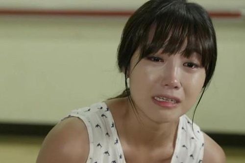Tan làm sớm để mua đồ bồi bổ cho mẹ chồng, con dâu run rẩy khi bắt gặp cảnh này ở bãi rác